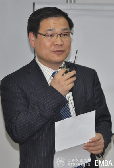 交大安泰經(jīng)管學(xué)院院長助理、EMBA項目主任任建標(biāo)主持論壇