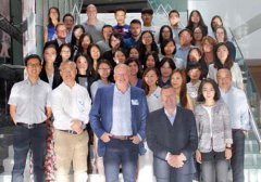 舞美設計：吸引國內外企業前來投資